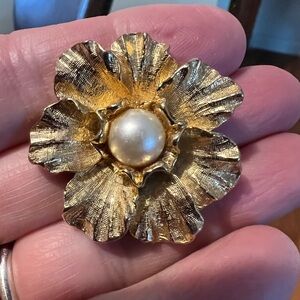 Vintage Gold tone brooch/pendant with faux pearl center textured petals flower.